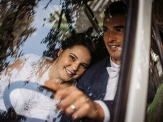 7 JEDNODUCHÝCH SPÔSOBOV, AKO SA CÍTIŤ SEBAISTO PRI PÓZOVANÍ NA SVADOBNÉ PORTRÉTY
