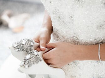 NÁVRHY SVADOBNÝCH ŠIAT – AKO VYBRAŤ OUTFIT LADIACI S POSTAVOU?