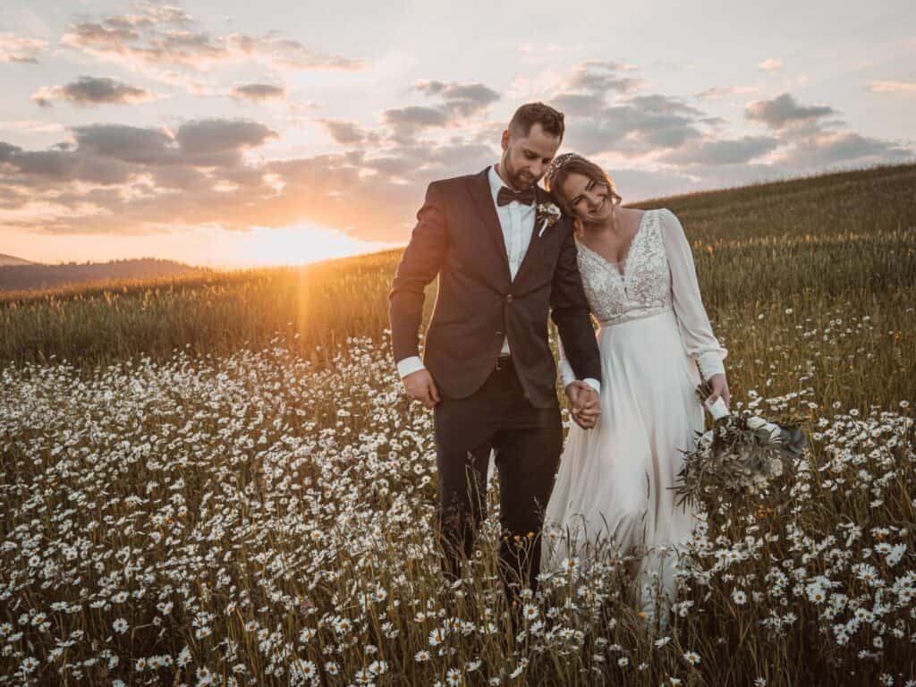 svadobná fotografia na lúke