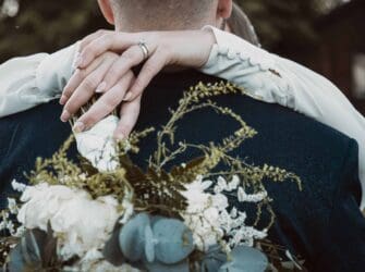 Prečo nestačia svadobné fotografie? Oplatí sa zobrať na svadbu kameramana?