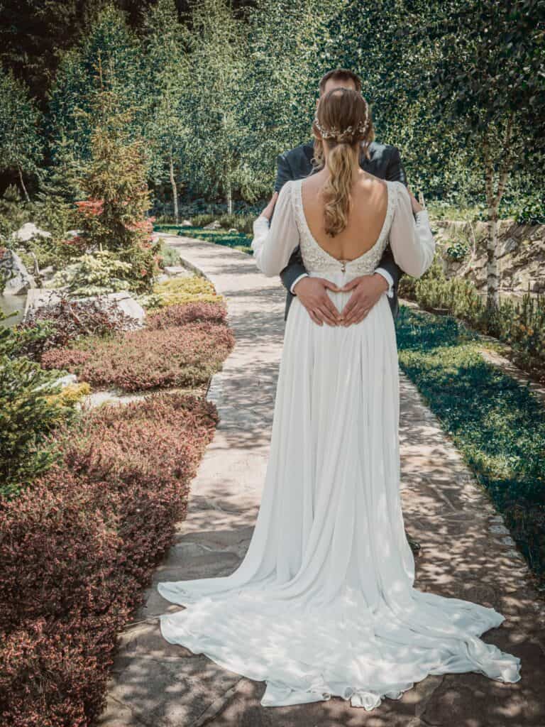 svadobná fotografia na chodniku
