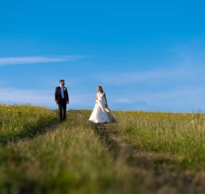 svadobná fotografia na lúke – fotograf