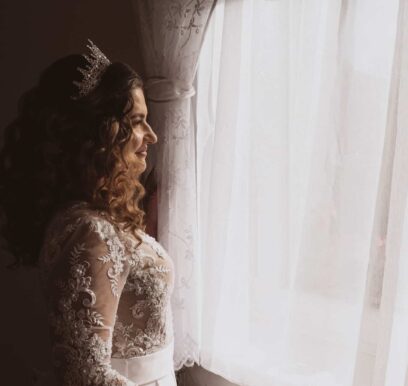 svadobná fotografia pri okne – fotograf
