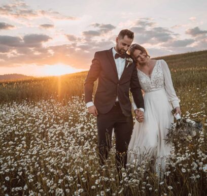 svadobná fotografia na lúke – fotograf
